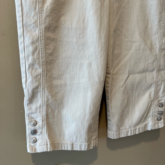 Gloria Vanderbilt All-Around Slimming Effect Beige Denim Capris - Picture 9 of 15